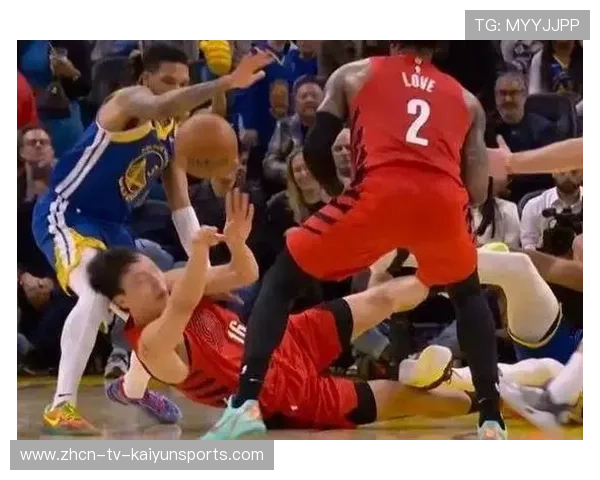 球星膝盖碰撞倒地，全场安静